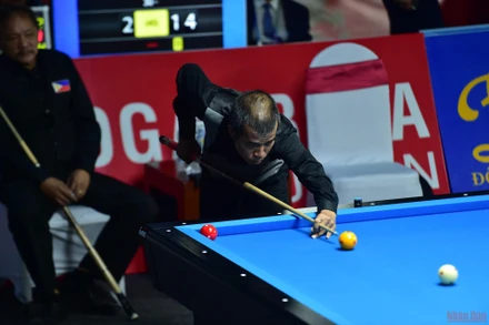 Trần Quyết Chiến trong trận đối đầu với huyền thoại Efren Reyes. (Ảnh: SƠN BÁCH)