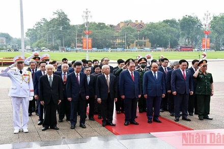 Các đồng chí lãnh đạo Đảng, Nhà nước thành kính tưởng nhớ công lao to lớn của Chủ tịch Hồ Chí Minh.