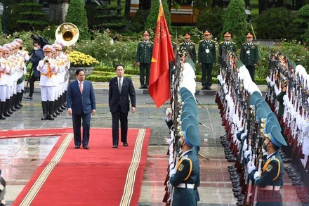 Thủ tướng Phạm Minh Chính và Thủ tướng Nhật Bản Kishida Fumio duyệt đội Danh dự Quân đội nhân dân Việt Nam.
