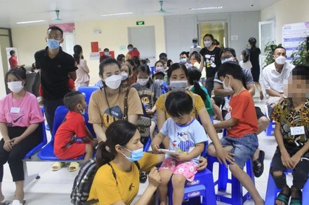 Gần 100 trẻ em tới khám, đăng ký phẫu thuật miễn phí. 