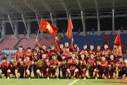 Thầy trò huấn luyện viên Mai Đức Chung nhận Huy chương Vàng SEA Games 31 sau chiến thắng đội tuyển Thái Lan. (Ảnh: THÀNH ĐẠT) 