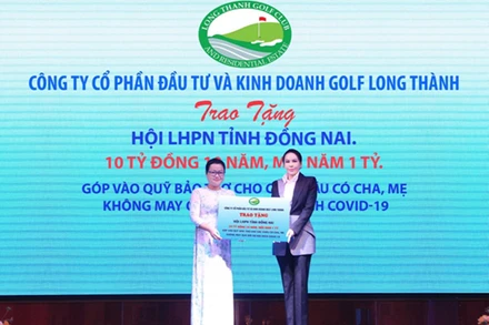 Bà Lê Nữ Thùy Dương - Phó Chủ tịch HĐQT Golf Long Thành (bên phải) trao bảng biểu trưng tài trợ cho đại diện lãnh đạo Hội Liên hiệp Phụ nữ tỉnh Đồng Nai.