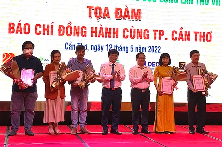 Lãnh đạo Hội Nhà báo Việt Nam, UBND TP Cần Thơ trao giải Nhất cho nhóm tác giả.