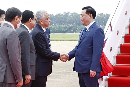 Lễ đón Chủ tịch Quốc hội Vương Đình Huệ tại Sân bay quốc tế Wattay, Thủ đô Vientiane. 