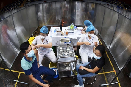 Tiêm vaccine phòng Covid -19 cho người dân ở Hà Nội. (Ảnh: Trần Hải)