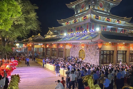 Lễ hội Vía Bà Chúa Xứ núi Sam luôn thu hút đông đảo người tham quan.