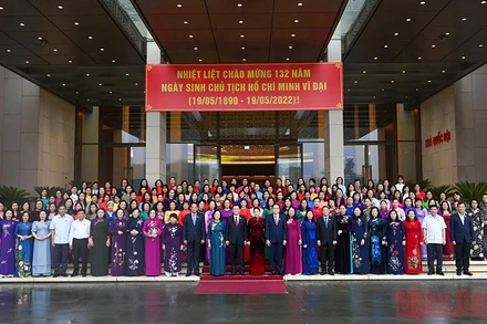 Chủ tịch Quốc hội Vương Đình Huệ với các đại biểu tại buổi gặp mặt.