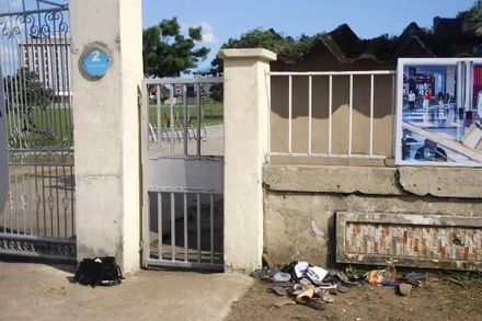 Bên ngoài nhà thờ nơi xảy ra vụ giẫm đạp ngày 28/5. (Ảnh: AP)