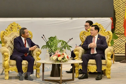 Chủ tịch Quốc hội Vương Đình Huệ tiếp Bộ trưởng Công nghệ và Truyền thông, Chủ tịch Hội hữu nghị Lào-Việt Nam Boviengkham Vongdara. (Ảnh: TTXVN)