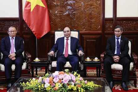 Huấn luyện viên bóng đá nam Park Hang-seo và Huấn luyện viên bóng đá nữ Mai Đức Chung là hai huấn luyện viên xuất sắc đại diện cho các huấn luyện viên có nhiều cống hiến, lập thành tích xuất sắc tại SEA Games 31. 