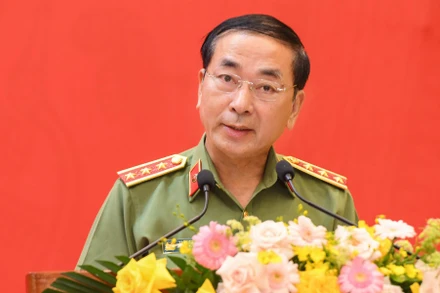 Thượng tướng, PGS, TS. Trần Quốc Tỏ, Ủy viên Trung ương Đảng, Phó Bí thư Đảng ủy Công an Trung ương, Thứ trưởng Công an đọc tham luận tại Hội thảo. (Ảnh: Thành Đạt)