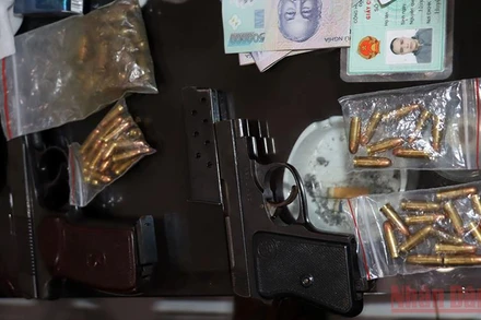 Súng và đạn thu giữ của các đối tượng.