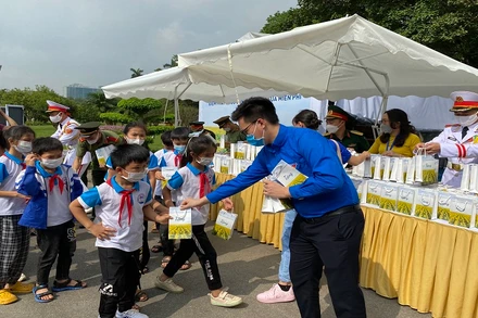 Những món quà nhỏ nhưng đầy ý nghĩa được trao tặng cho người dân khi vào lăng viếng Bác.