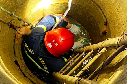 Lực lượng chuyên nghiệp tiếp cận nạn nhân kẹt dưới giếng sâu.