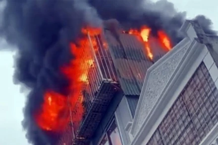 Lửa cháy ngùn ngụt tầng tum ngôi nhà 4 tầng lúc sáng sớm.