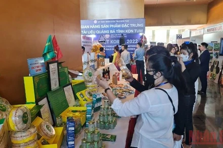 42 gian hàng trưng bày sản phẩm tiêu biểu của Bình Định, Hàn Quốc và các tỉnh, thành trong khu vực miền trung-Tây Nguyên.
