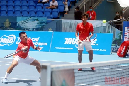 Hai tay vợt Lê Quốc Khánh và Nguyễn Văn Phương của Việt Nam trong trận đấu đôi nam.