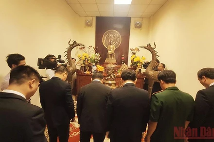 Lễ dâng hương kỷ niệm Ngày sinh Chủ tịch Hồ Chí Minh, sáng 19/5. (Ảnh: NGUYỄN HIỆP)