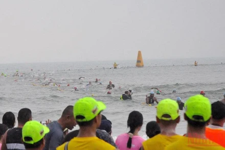 Các vận động viên chinh phục nội dung bơi 1,9 km tại VNG IRONMAN 70.3 Việt Nam 2022.