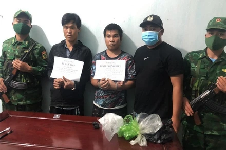 Hai đối tượng bị bắt cùng tang vật. (Ảnh BĐBP cung cấp)