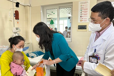 Phó Chủ tịch nước Võ Thị Ánh Xuân thăm hỏi, tặng quà các em nhỏ. 