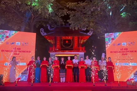 Các đại biểu khai mạc Lễ hội Ẩm thực và Du lịch làng nghề Hà Nội năm 2022.