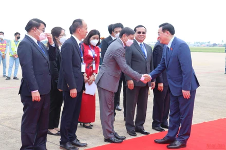 Đại sứ Việt Nam tại Lào Nguyễn Bá Hùng, cán bộ, nhân viên Đại sứ quán Việt Nam tại Lào đón Chủ tịch Quốc hội Vương Đình Huệ và Đoàn đại biểu cấp cao Quốc hội Việt Nam tại sân bay quốc tế Wattay. (Ảnh: Xuân Sơn)