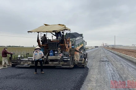 Thi công dự án đường trục phát triển nối vùng kinh tế biển tỉnh Nam Định với đường cao tốc cầu Giẽ-Ninh Bình, đoạn qua huyện Nghĩa Hưng.