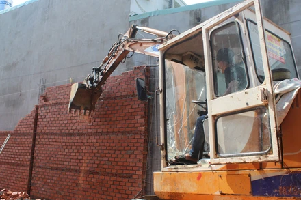 Tiến hành cưỡng chế một công trình xây trái phép ở khu phố 4C, phường Trảng Dài, thành phố Biên Hòa, tỉnh Đồng Nai.