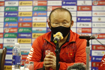 HLV Park Hang-seo trả lời phỏng vấn sau trận đấu gặp U23 Indonesia tối 6/5. (Ảnh: THÀNH ĐẠT)