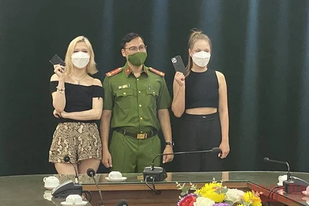 Công an quận Hoàn Kiếm trao trả tài sản cho 2 nữ du khách nước ngoài.