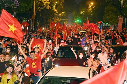 Người dân Thủ đô Hà Nội mừng chiến thắng của Đội tuyển bóng đá nam U23 Việt Nam. (Ảnh ĐĂNG KHOA)