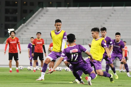 Ban huấn luyện U23 Việt Nam quan sát các tuyển thủ đấu tập. (Ảnh: VFF)