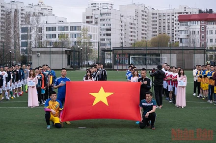 Các đội bóng làm lễ chào cờ. (Ảnh: THANH THỂ)