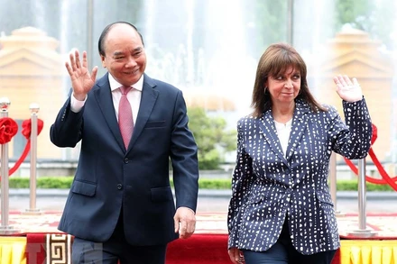 Chủ tịch nước Nguyễn Xuân Phúc và Tổng thống Hy Lạp Katerina Sakellaropoulou tại lễ đón. (Ảnh: TTXVN) 