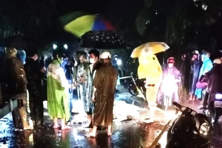 Ngay sau khi vụ tai nạn xảy ra, các cơ quan chức năng huyện Krông Ana có mặt kịp thời xử lý hiện trường vụ tai nạn.