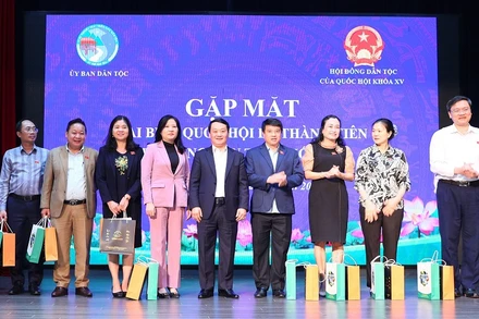 Bộ trưởng, Chủ nhiệm Ủy ban Dân tộc Hầu A Lềnh tặng quà lưu niệm cho các đại biểu Quốc hội là thành viên Hội đồng Dân tộc của Quốc hội tại buổi gặp mặt chiều 31/5.