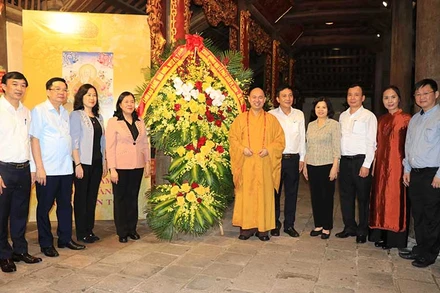 Bí thư Trung ương Đảng, Trưởng ban Dân vận Trung ương Bùi Thị Minh Hoài thăm, chúc mừng nhân dịp Đại lễ Phật đản tại chùa Phật Tích, huyện Tiên Du, tỉnh Bắc Ninh.