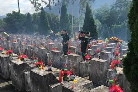 Mỗi năm đều có những cựu chiến binh tìm về thắp nén hương tưởng nhớ đồng đội đã anh dũng hy sinh tại chiến trường Vị Xuyên. Ảnh: Nguồn UBND huyện Vị Xuyên
