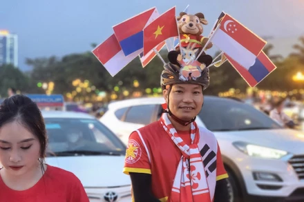 Chiếc mũ đặc biệt của anh Hưởng với thông điệp Vì một Đông Nam Á mạnh mẽ hơn. (Ảnh: Sơn Bách)