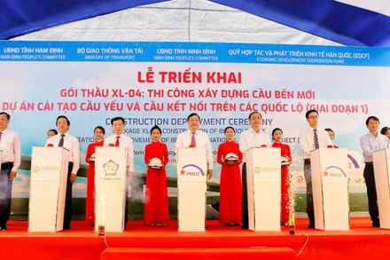 Các đại biểu bấm nút khởi công xây dựng cầu Bến Mới.