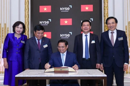  Thủ tướng ghi sổ lưu bút danh dự tại NYSE. (Ảnh: chinhphu.vn)