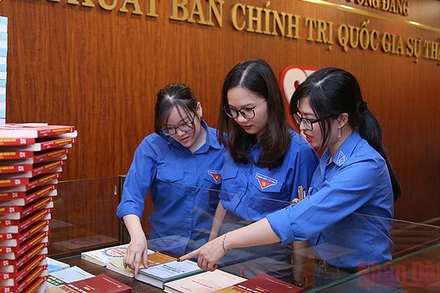 Các bạn trẻ lựa chọn, tìm hiểu đầu sách để tham gia cuộc thi.