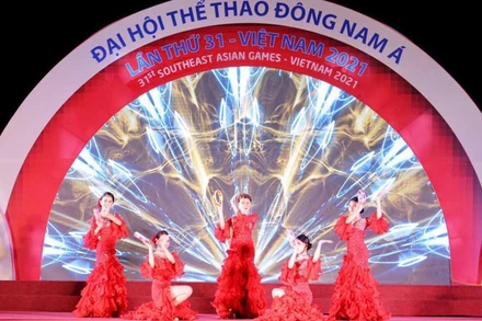 Biểu diễn nghệ thuật chào mừng Đại hội thể thao Đông Nam Á.