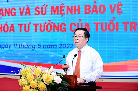 Đồng chí Nguyễn Trọng Nghĩa, Bí thư Trung ương Đảng, Trưởng Ban Tuyên giáo Trung ương phát biểu ý kiến tại Hội thảo.