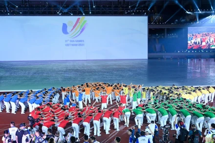 Các tình nguyện viên khuấy động không khí trên Sân vận động quốc via Mỹ Đình trước giờ khai mạc. (Ảnh: Duy Linh)