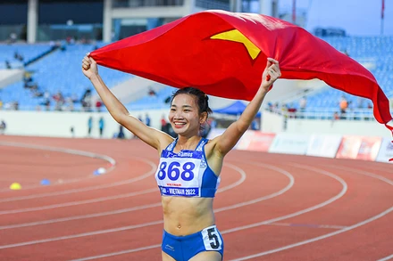 Nguyễn Thị Oanh giành vàng ở nội dung 3.000 m vượt chướng ngại vật dành cho nữ, đồng thời chính thức phá kỷ lục SEA Games với thành tích 9 phút 52 giây 46. (Ảnh: THÀNH ĐẠT)
