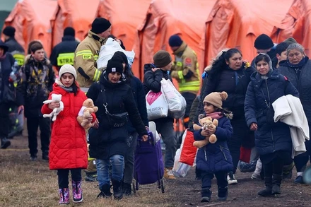 Người tị nạn Ukraine sơ tán đến trạm kiểm soát biên giới ở Medyka, Ba Lan, ngày 9/3/2022. (Ảnh: Reuters)