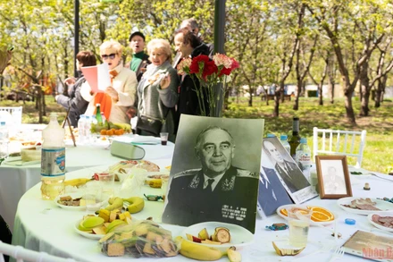 Những “gia đình nhỏ” tưởng nhớ người thân đã khuất. (Ảnh: THANH THỂ)