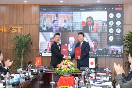 Đại diện các bên tại lễ ký kết.